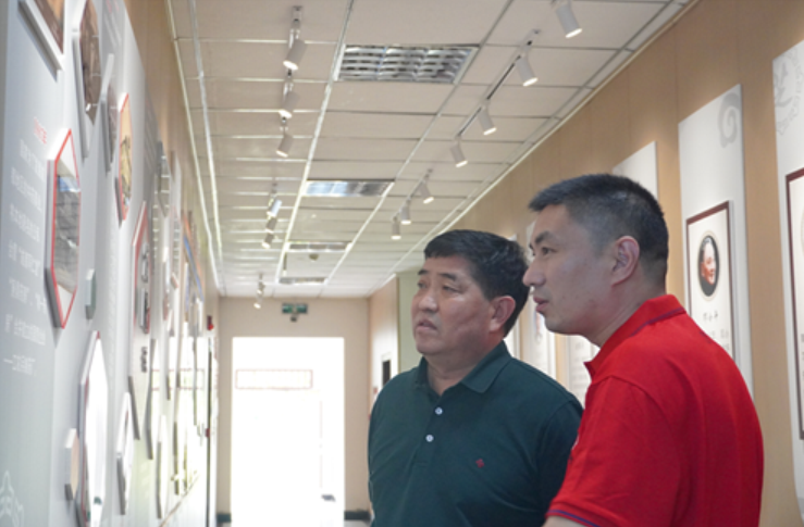 拉斯维加斯3499进入网站集团董事长李振国先生莅临金鼎药业视察指导